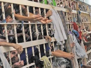 PM cerca delegacia, dispara muitos tiros e evita fuga em massa de 60 presos em Caucaia