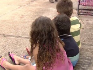 PM encontra três crianças sozinhas e com fome dentro de casa, em Goiânia
