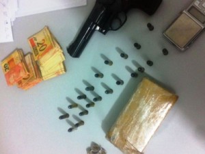 PM prende cinco pessoas e apreende armas, drogas e aves silvestres