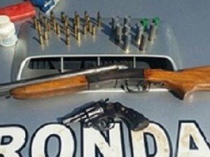 PM prende no CE homem suspeito de agredir mulher e apreende 2 armas