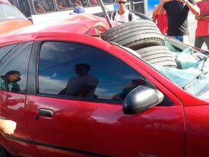 Pneu se solta de micro-ônibus e atinge carro; motorista escapa