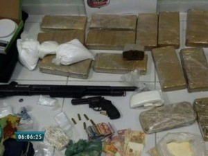 Polícia apreende 20 kg de droga e duas armas em 2 bairros de Fortaleza