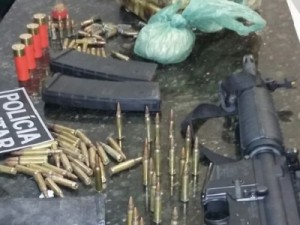 Polícia apreende armas e drogas e remove barricada em Fortaleza