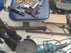 Polícia apreende dinamites e armas escondidas em caminhão-pipa na PB