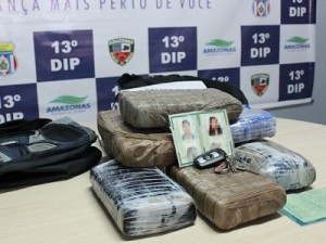 Polícia apreende drogas e carro de luxo após prender casal, em Manaus