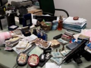Polícia apreende mais de 300 cartões bancários e pistola israelense em casa de agiota no Ceará