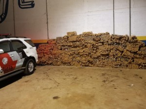 Polícia apreende toneladas de drogas após troca de tiros em Araçariguama