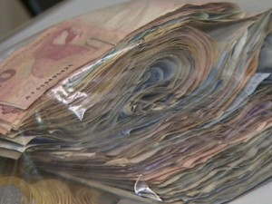 Polícia contabiliza R$ 7,9 mil em meio a lixo acumulado por idosas em SP