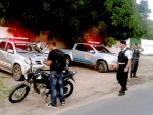 Polícia do CE prende homem e apreende jovens por tiros em posto