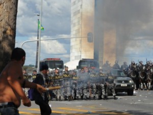 Polícia e manifestantes entram em confronto durante protesto contra Temer em Brasília