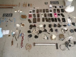 Polícia encontra 30 celulares durante vistoria na cadeia de Quixeramobim