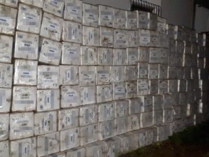 Polícia encontra depósito com quase R$ 1 milhão em cigarros e bebidas contrabandeados na PB