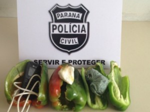 Polícia encontra drogas e celular escondidos dentro de pimentões