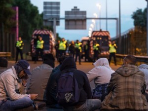 Polícia francesa impede imigrantes de entrar na área do Eurotúnel