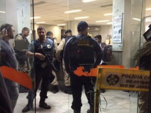 Polícia indicia por fraude os 5 PMs que alteraram cena de crime no Rio