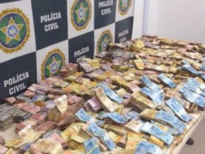 Polícia intercepta carro com fortuna do tráfico na Zona Norte do Rio