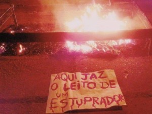 Polícia investiga estupro em alojamento da UFRJ; estudantes queimam colchão em protesto