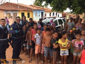 Polícia Militar distribui brinquedos para crianças em Barbalha