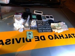 Polícia prende mulher com drogas, máquina fotográfica, objetos e dinheiro