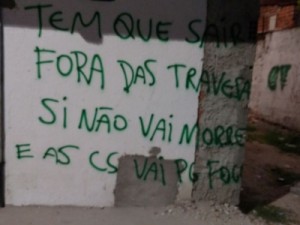 Polícia retira pichações de criminosos que expulsaram moradores de casas em Fortaleza