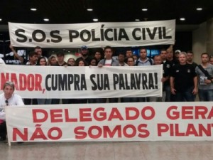 Policiais civis em greve no Ceará protestam no aeroporto de Fortaleza