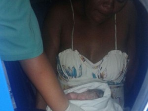 Policiais da UPP Jacarezinho, Rio, fazem parto dentro de carro policial