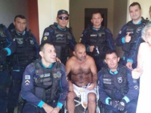Policiais de Canindé fazem doação a homem que relatou em vídeo passar fome