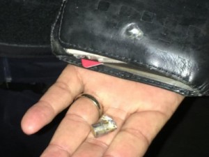 Policial baleado em assalto no Ceará é salvo por carteira que estava no bolso, diz polícia