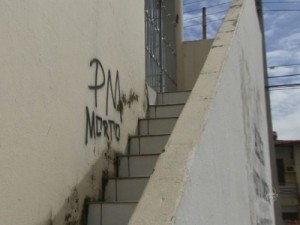 Policial encontra pichação 'PM morto' na porta de casa em Maracanaú, no CE
