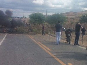 População interdita rodovia estadual em Santana do Cariri