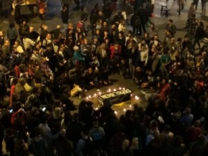 Porto Alegre: Manifestantes simulam 'enterro da democracia' 