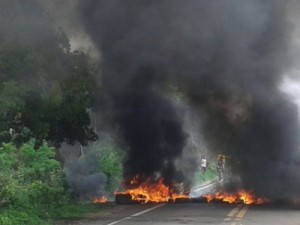 Posto da PM é fechado e moradores protestam bloqueando rodovia no PI