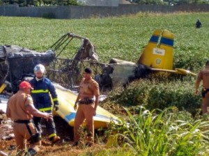PR: Avião cai sobre combe e mata cinco
