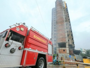 Prédio abandonado de 15 andares é atingido por incêndio, em Fortaleza