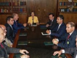 Prefeitos se reúnem com Dilma e repudiam pedido de abertura de impeachment