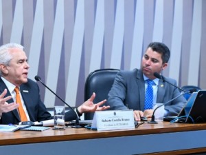 Presidente da Petrobras nega 'desmonte' e diz que estatal precisa de dinheiro