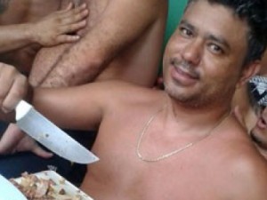 Presos 'ostentam' churrasco, bebidas e esteira em penitenciária de Salvador