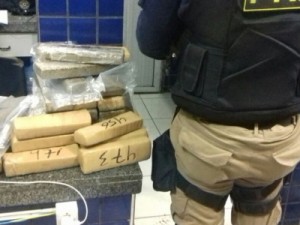 PRF apreende 85 kg de maconha e prende três pessoas em ônibus no CE