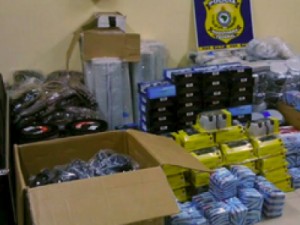 PRF apreende aparelhos eletrônicos em fundo falso de caminhão no CE