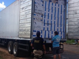 PRF apreende caminhão com 50 mil pacotes de cigarros em Imperatriz