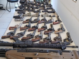 PRF apreende em rodovia de MS 50 armas de fogo e mais de mil munições