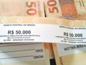 PRF Bando detido com dinheiro falso