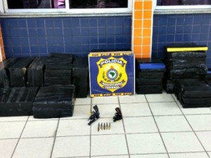 PRF encontra 417 quilos de maconha em 'fundo falso' de caminhão no CE