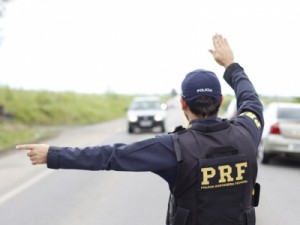 PRF intensifica fiscalização nas rodovias para reduzir acidentes no fim de ano, no CE