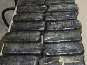 PRF prende quatro pessoas com 25 quilos de pasta de cocaína no litoral do Ceará