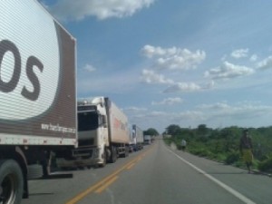 PRF vai começar a multar caminhoneiros que bloqueiam BR-116 no Ceará