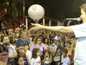 Primeira-dama do Estado entrega Brinquedopraça no Crato