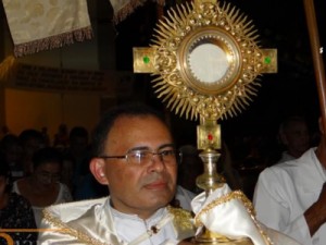 Procissão de Corpus Christi com milhares de fiéis