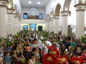 Procissão de Ramos lava centenas de fieis a Igreja Matriz