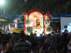 Procissão marca encerramento da festa de Nossa Senhora da Penha, com milhares de pessoas